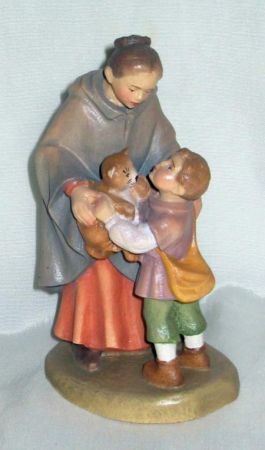 Holzgeschnitzte Figur der Mesner-Krippe  Figuren dieser Krippe stammen aus dem Grödner-Tal in Südtirol  Material: Bergahornholz  Figur in folgenden Größen erhältlich:14 cm &22 cm ->die Größe der Krippenfigur wird immer an einer stehenden Figur gemessen  Mögliche Ausführungen:-...